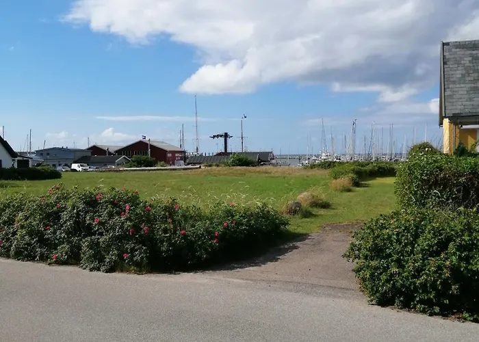 Minihus Til Havn, Strand, Vand Og By I Gilleleje